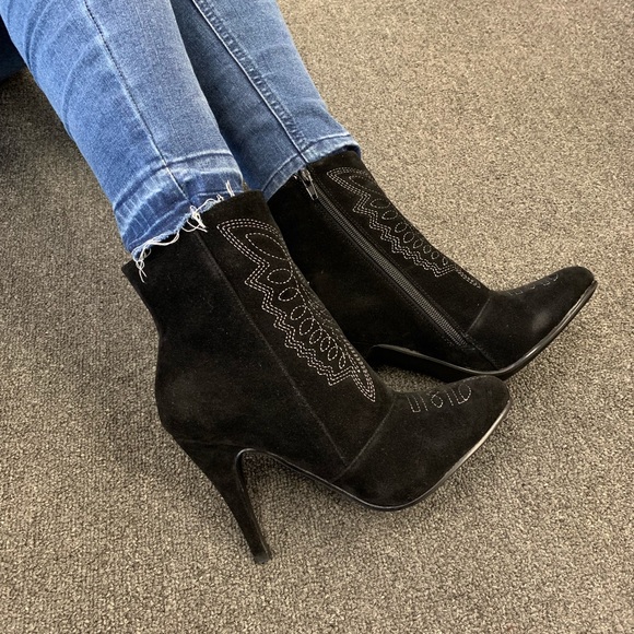 Ladies Cassidy' Black Pointy Toe Booties - Picture 2 of 7